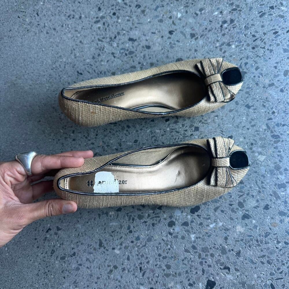 Naturalizer Women 7.5 Heels Gold Tan Peep Toe Kitten Heels Gold Woven Bow Y2K - Picture 2 of 4